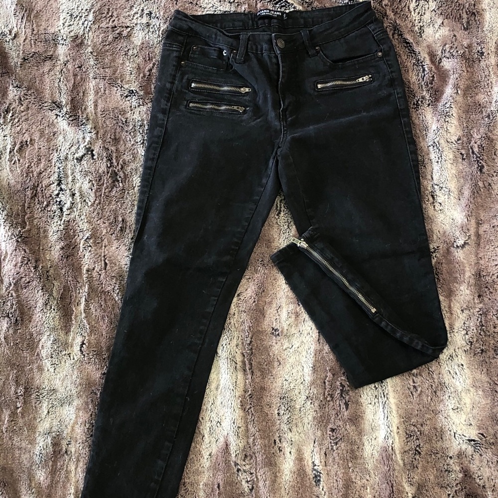 Baddie jeans! Zip up bottom accent. Perfect fit